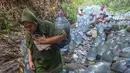 Warga  mengambil air untuk minum dan kebutuhan mck rumah  di sumber mata air Sumur Bendung, Gunung Batur, Kota Cilegon, Banten, Minggu, (15/7/2026). (KLY/Arie Basuki)