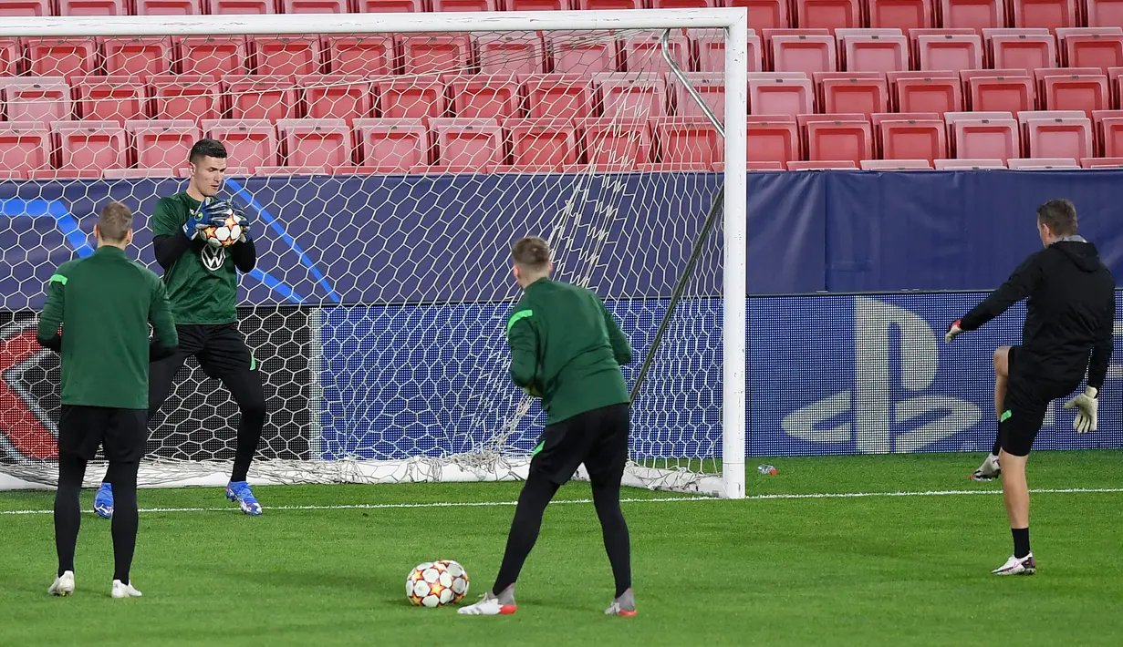Para pemain Wolfsburg mengikuti sesi latihan di Seville, Spanyol, 22 November 2021. Wolfsburg akan menghdapi Sevilla pada pertandingan sepak bola Grup G Liga Champions. (JORGE GUERRERO/AFP)
