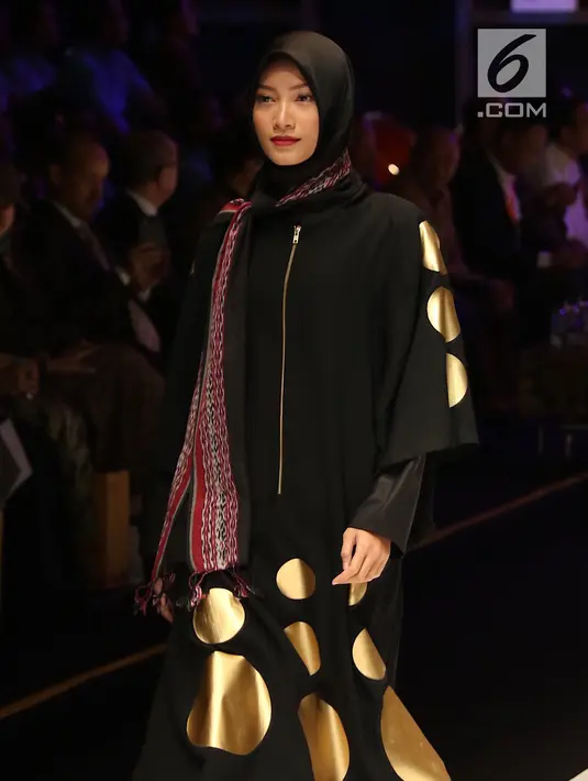 Model berjalan mengenakan busana muslim saat pembukaan Muffest 2018, Jakarta, Kamis (19/4). Selain fashion show, Muffest menyajikan pameran 200 merek fashion muslim yang berlangsung mulai 19 April hingga 22 April 2018. (Liputan6.com/Immanuel Antonius)
