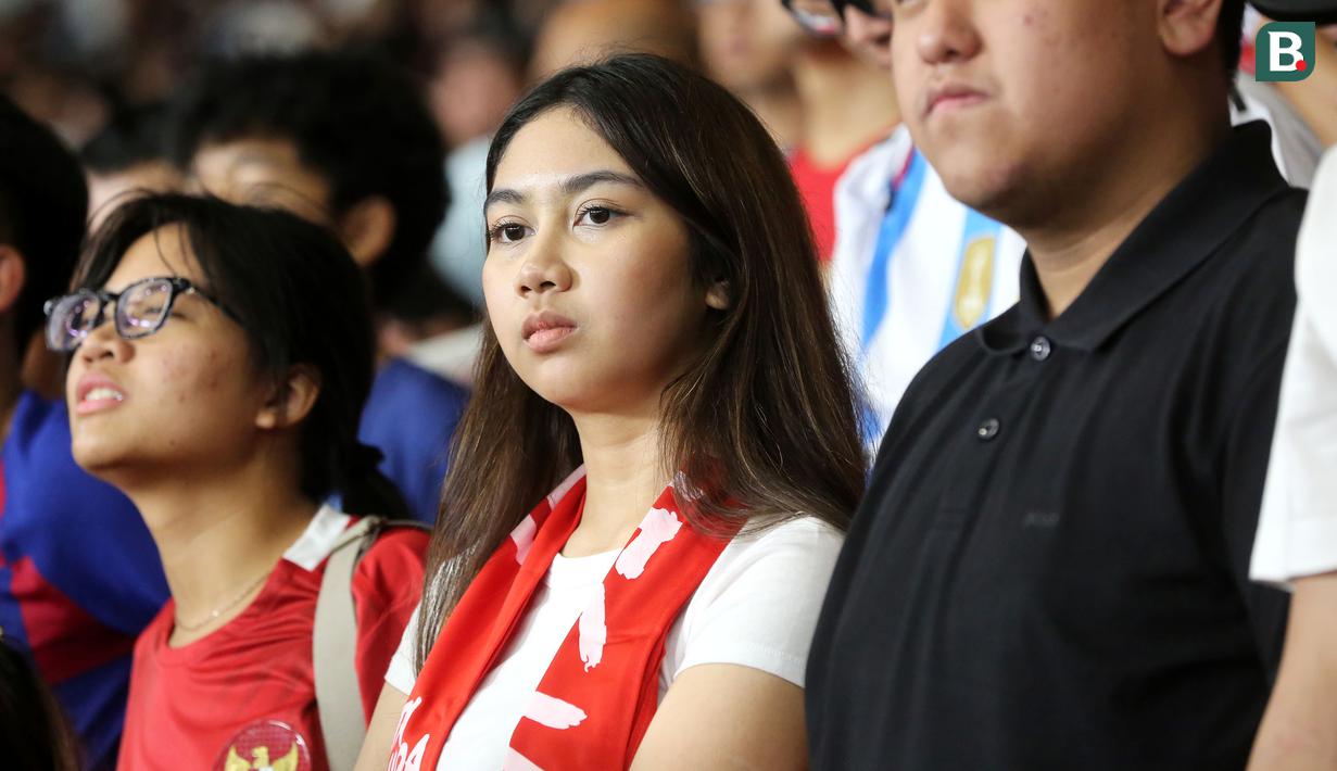 Suporter tampak serius menyaksikan laga Timnas Indonesia vs Argentina pada FIFA Matchday 2023 di Stadion Utama Gelora Bung Karno, Jakarta, Senin (19/6/2023). (Bola.com/Muhammad Iqbal Ichsan)