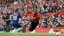 Cesar Azpilicueta terpaksa menjatuhkan Paul Pogba pada laga lanjutan Premier League yang berlangsung di Stadion Stamford Bridge, London, Minggu (29/4). Chelsea imbangi Man United 1-1. (AFP/Paul Ellis)