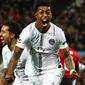 Bek Paris Saint-Germain, Presnel Kimpembe berselebrasi setelah mencetak gol ke gawang Manchester United pada leg pertama 16 besar Liga Champions di Stadion Old Trafford, Selasa (12/2). Manchester United berhasil dikandaskan PSG, 0-2 (AP/Dave Thompson)