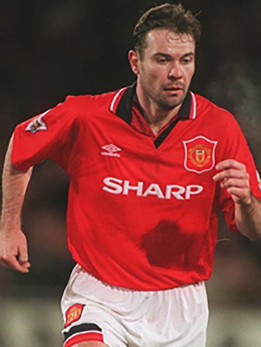 1. Brian McClair - Striker asal Skotlandia ini didatangkan dari Celtic pada awal musim 1987/1988. Dirinya mengantar Manchester United tiga kali meraih gelar juara Liga Inggris dan dua trofi Community Shields. (Manchester United)