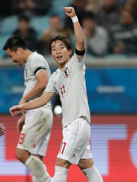 Gelandang Jepang, Koji Miyoshi berselebrasi usai mencetak gol keduanya ke gawang Uruguay selama pertandingan grup C Copa America 2019 di Arena Gremio di Porto Alegre, Brasil (20/6/2019). Jepang bermain imbang 2-2 atas Uruguay. (AP Photo/Silvia Izquierdo)