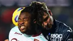 Pemain Salernitana Chukwubuikem Ikwuemesi (kiri) berebut bola dengan pemain Atalanta Berat Djimsiti pada pertandingan sepak bola Serie A Liga Italia di Stadion Gewiss, Bergamo, Italia, Senin (18/12/2023). (Spada/LaPresse via AP)