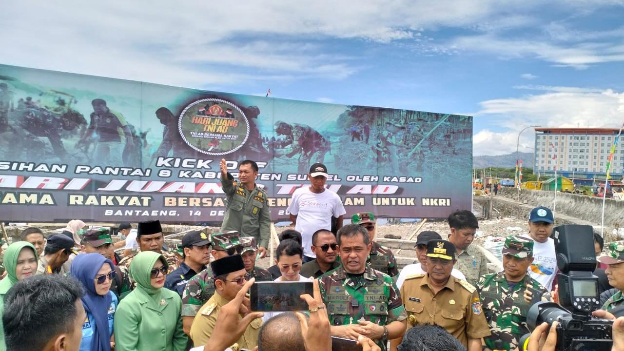 eSeaweed dan TNI AD bersih-bersih pantai di Sulawesi Selatan (Liputan6.com/Fauzan)