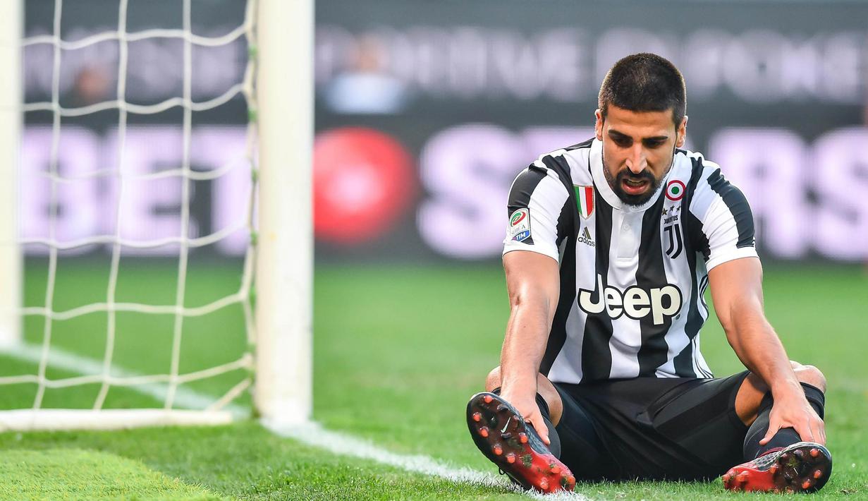 Gelandang Juventus, Sami Khedira, kecewa usai dikalahkan Sampdoria pada laga Serie A Italia di Stadion Luigi Ferraris, Genoa, Minggu (19/11/2017). Sampdoria menang 3-2 atas Juventus. (AP/Simone Arveda)