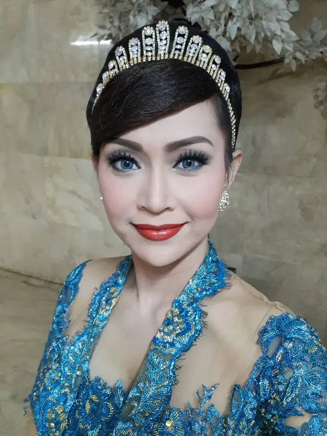 6 Potret Ratna Listy saat Pakai Kebaya, Memesona