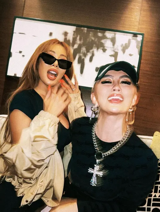 <p>Sepertinya ada yang dikerjakan oleh Agnez Mo dan Jessi. Apakah kolaborasi? "We ain&rsquo;t in the kitchen but we cookin something up tho!" kata Jessi. (Foto: Instagram/ jessicah_o)</p>