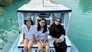 Yuki Kato juga kerap mengajak sang ibunda liburan, seperti kali ini ke pulau seribu dengan pakaian santainya. [Instagram/@yukikt]