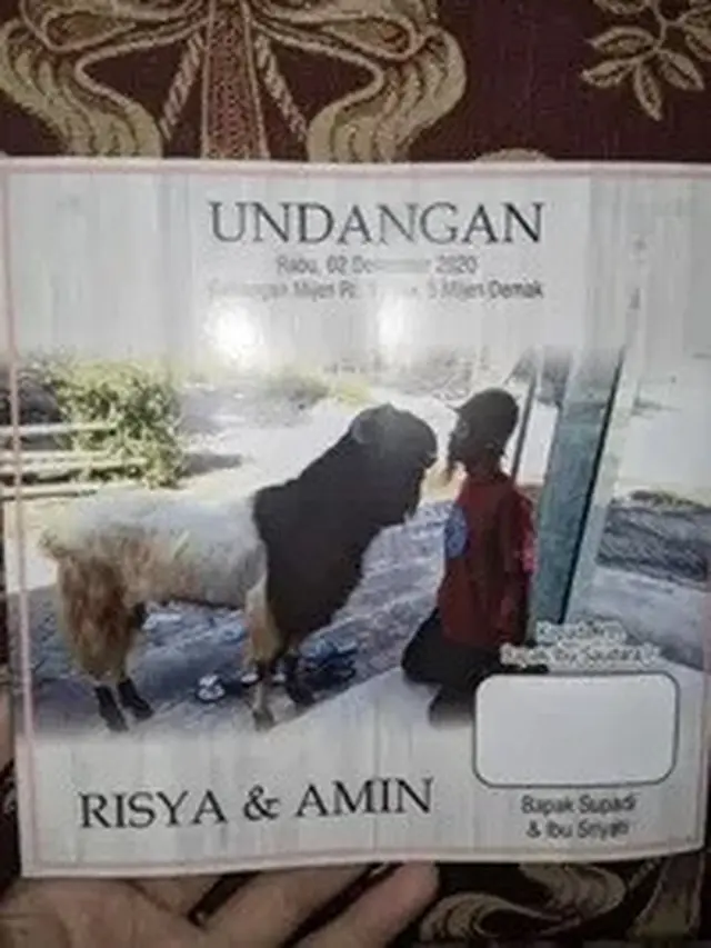 6 Undangan Nikah dengan Foto Calon Pengantin Kocak Ini Bikin Geleng Kepala
