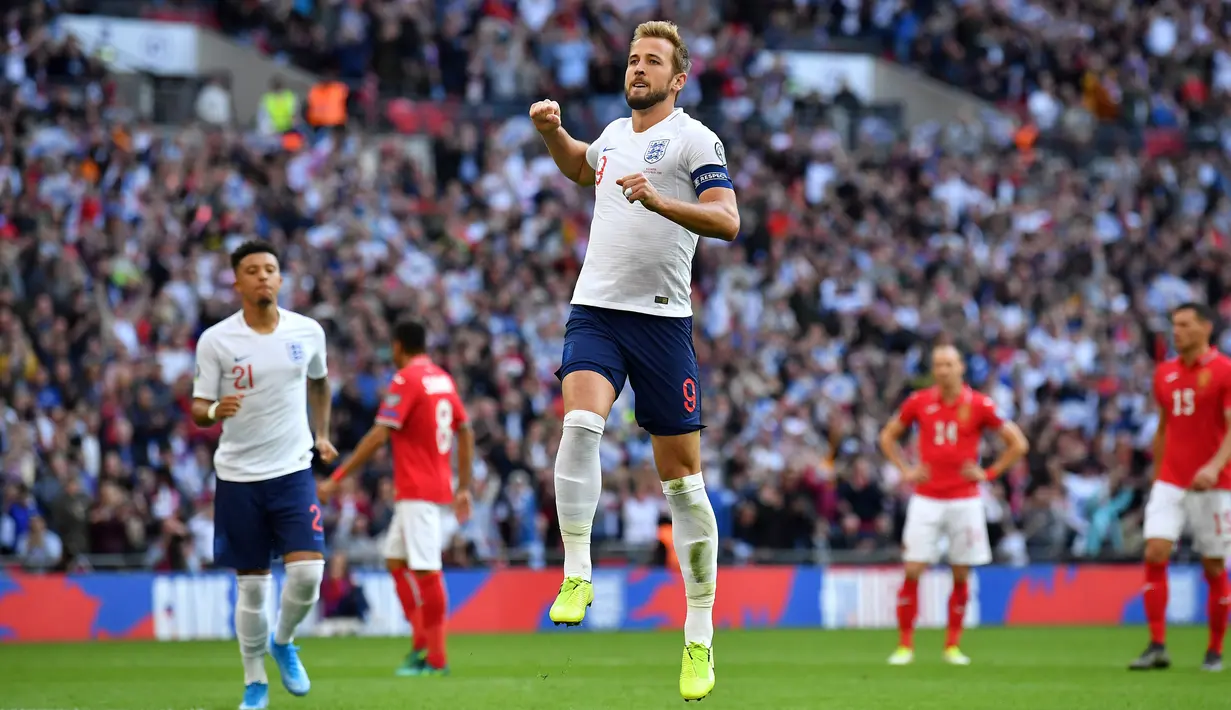 Striker Inggris, Harry Kane, merayakan gol yang dicetaknya ke gawang Bulgaria pada laga Kualifikasi Piala Eropa 2020 di Stadion Wembley, London, Sabtu (7/9). Inggris menang 4-0 atas Bulgaria. (AFP/Ben Stansall)