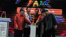 Sejumlah pejabat terkait menekan tombol sebagai tanda dibukanya Jakarta Fair 2016, Jakarta, Jumat (10/6/2016). Ajang arena dan hiburan Jakarta Fair 2016 akan berlangsung selama 38 hari kedepan. (Liputan6.com/Yoppy Renato)