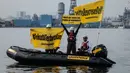 Aksi yang dilakukan di kawasan perairan, di depan fasilitas pembangkit listrik tersebut bertujuan untuk mendesak pemerintah menghindari apa yang disebut "jebakan transisi gas fosil". Tampak dalam foto, aktivis Greenpeace Indonesia melakukan aksi di kawasan perairan depan Pembangkit Listrik Tenaga Gas Uap (PLTGU) Muara Karang, Jakarta pada Selasa 18 November 2025. (YASUYOSHI CHIBA/AFP)