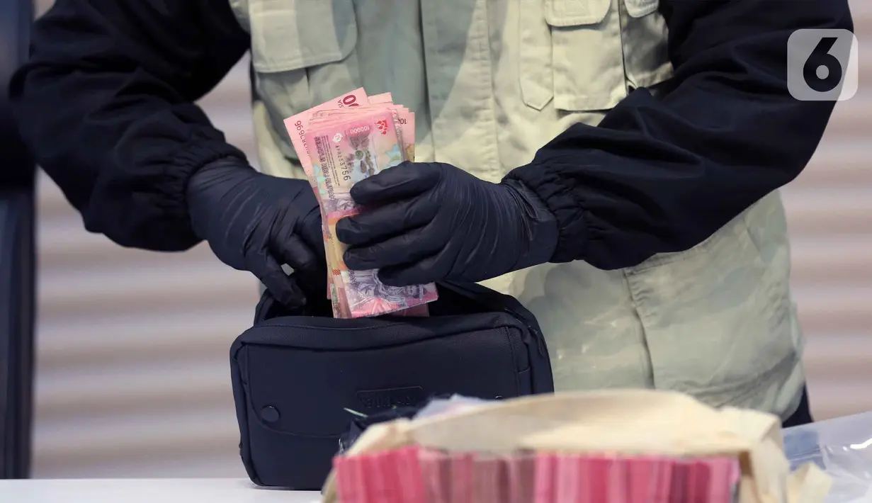 Tumpukan uang barang bukti terkait Operasi Tangkap Tangan (OTT) Bupati Tulungagung, Gatut Sunu Wibowo, diperlihatkan petugas di Gedung Merah Putih Komisi Pemberantasan Korupsi (KPK), Jakarta, Sabtu (11/4/2026). (Liputan6.com/Helmi Fithriansyah)