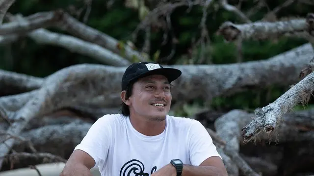 6 Potret Tipi Jabrik, Kakak Luna Maya yang Jadi Pelatih Selancar di Olimpiade Tokyo