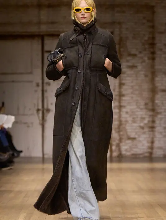 Seluruh koleksi jeans pada presentasi ini didaur ulang dari bahan denim secondhand, sebuah materi khas dari Amerika Serikat yang dieksplor oleh Coach dan diubah secara menakjubkan dari lensa keberlanjutan. Pada koleksi produk kulit, koleksi Fall 2025 juga menandakan debut dari tas Twin Pocket Bag, terinspirasi dari koleksi arsip Coach pada tahun 1968. [Coach]