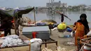 Warga yang tinggal di daerah dataran rendah berlindung di tepi sungai, di Hyderabad, Pakistan, Selasa (30/7/2019). Departemen Meteorologi Pakistan mengatakan bahwa hujan memasuki provinsi Sindh dari Rajasthan India dan memperkirakan hujan akan turun tiga hari lagi. (AP Photo/Fareed Khan)