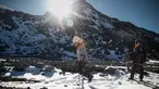 Ximena Gutierrez (kiri), penyintas kanker, saat mendaki gunung Pico de Orizaba dalam sebuah ekspedisi di Puebla, Meksiko, pada tanggal 24 November 2023. (Rodrigo Oropeza/AFP)