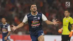 Pemain Arema FC, Ahmet Atayev merayakan golnya ke gawang Persija pada babak pertama lanjutan Liga 1 Indonesia 2018 di Stadion GBK, Jakarta, Sabtu (31/3). Babak pertama Persija melawan Arema berakhir imbang 1-1. (Liputan6.com/Helmi Fithriansyah)