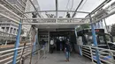 Aktivitas pekerja saat menyelesaikan proyek perluasan Halte Bus Transjakarta Gelora Bung Karno (GBK) di Jalan Jenderal Sudirman, Jakarta, Selasa (24/7). (Liputan6.com/Faizal Fanani)