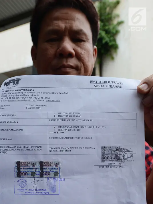 Perwakilan warga dari kasus penipuan perjalanan Travel Agent Hidup Makmur Tentram (HMT) menunjukkan surat di Polda Metro  Jaya, Jakarta, Jumat (10/5). Ratusan orang jemaat batal berangkat ke Yerusalem hingga saat ini belum ada kejelasan untuk berangkat. (merdeka.com/Imam Buhori)