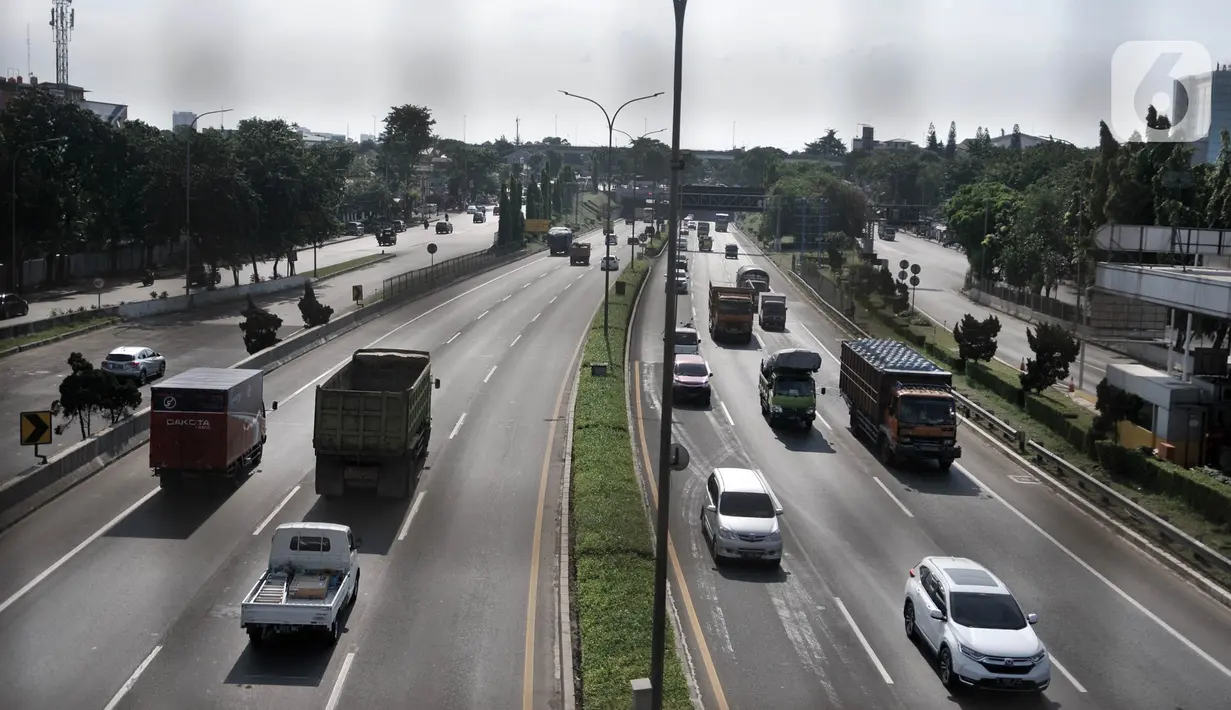 Sejumlah kendaraan melintasi ruas Tol Jagorawi, Jakarta, Rabu (22/4/2020). Mulai 24 April 2020, pemerintah membatasi kendaraan yang melewati jalan tol hanya untuk kepentingan mengangkut logistik, layanan kesehatan, hingga perbankan. (merdeka.com/Iqbal S. Nugroho)