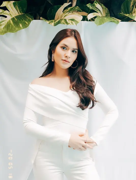 Gaya Raisa saat menggunakan busana berwarna putih pun sering menjadi sorotan publik. Pasalnya, meski jarang menggunakan aksesoris berlebih, penampilan Raisa terlihat menawan. (Liputan6.com/IG/@raisa6690)