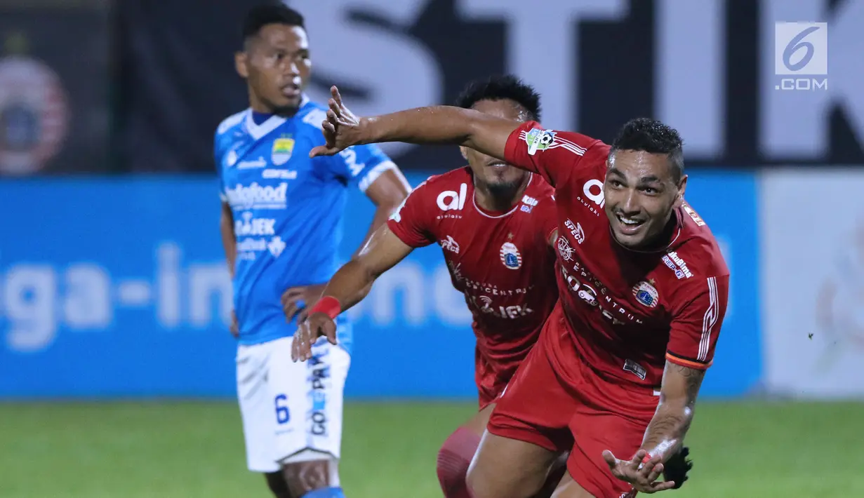 Pemain Persija , Jaimerson da Silva (kanan) merayakan gol ke gawang Persib pada lanjutan Go-Jek Liga 1 Indonesia 2018 bersama Bukalapak di Lapangan PTIK, Jakarta, Sabtu (30/6). Persija unggul 1-0. (Liputan6.com/Helmi Fithriansyah)