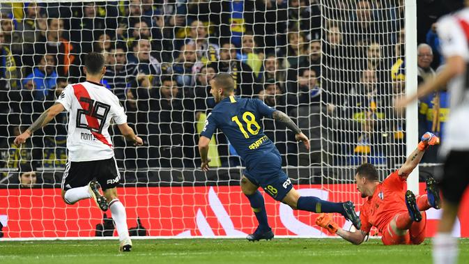 Dario Benedetto (Boca Juniors) membobol gawang River Plate. (AFP/Gabriel Bouys)