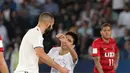 Fans berusaha memeluk striker Real Madrid, Karim Benzema di semifinal Piala Dunia Antarklub 2018 antara Real Madrid vs Kashima Antlers di stadion Zayed Sports City, Uni Emirat Arab (19/12). Di pertandigan ini Madrid menang 3-1.(AFP Photo/Giuseppe Cacace)