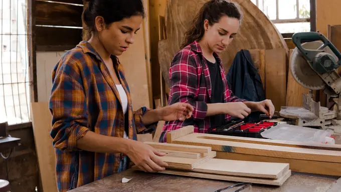 Diary Fimela: Asyiknya Berkreasi Membuat Ragam Furnitur Kayu Idaman Sendiri di RuangQu