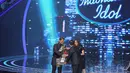 Maria Simorangkir, menang Indonesian Idol 2018 mengalahkan Abdul yang menang sebagai Runner Up. Di panggung spektakuler, Abdul menyanyikan lagu Maroon 5, Won't Go Home Without You dan Kasih Putih bareng Glenn Fredly. (Deki Prayoga/Bintang.com)