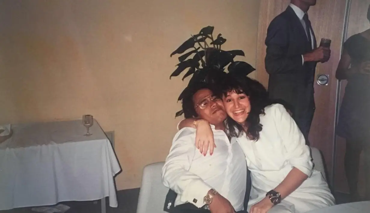 "Lihat foto saat klienku Agus pemuda miskin dari Sumba bersujud memeluk kakiku mengucapkan terima kasih di depan sidang pengadilan Denpasar sesudah hakim membacakan vonis yang menvonis Agus bukan pelaku pembunuhan melainkan Ibu tiri Angeline." lanjutnya.