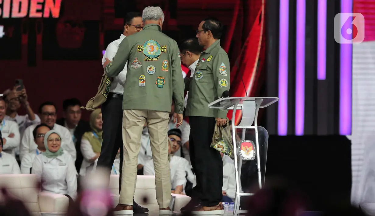 Capres-Cawapres nomor urut 3 Ganjar Pranowo (kiri) dan Mahfud MD (kanan) sesaat sebelum Debat Keempat Pilpres 2024 di Jakarta Convention Center (JCC), Jakarta, Minggu (21/1/2024). (Liputan6.com/Angga Yuniar)