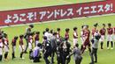 Pemain baru Vissel Kobe, Andres Iniesta menyalami anak-anak  sekolah sepak bola saat perkenalan di NOEVIR Stadium Kobe, Kobe, (26/5/2018). Iniesta dikontrak Vissel Kobe selama tiga tahun. (Yohei Nishimura/Kyodo News via AP)