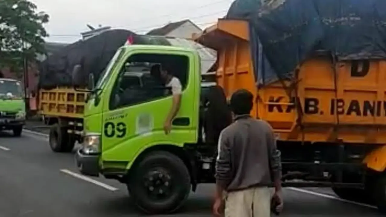 Warga Bansring Banyuwangi mengadang truk pengakut sampah dan meminta putar balik. (Istimewa)