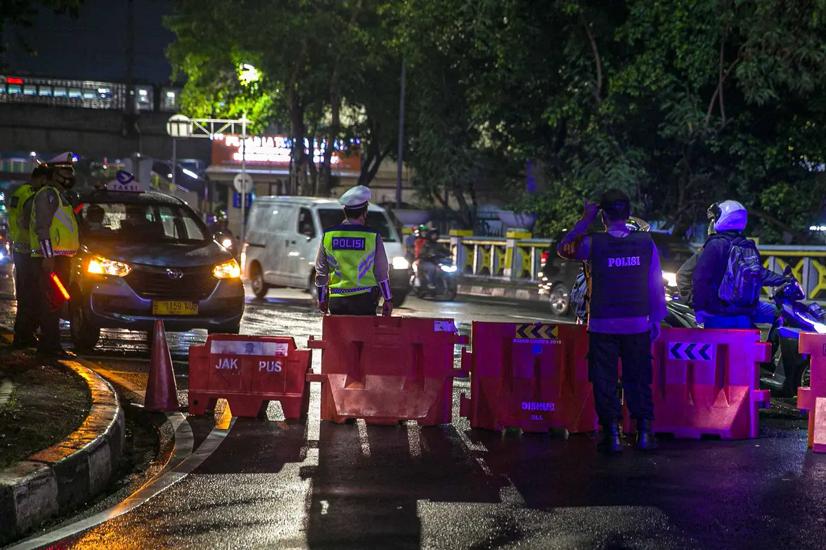 FOTO: Cegah Penyebaran COVID-19, Jalan Pasar Baru Ditutup Selama Malam Tahun Baru