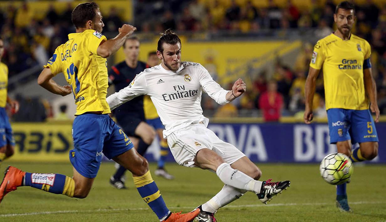 Gelandang Real Madrid, Gareth Bale, berusaha membobol gawang Las Palmas. Pada laga itu Las Palmas lebih menguasai jalannya laga dengan penguasaan bola 52 persen. (Reuters/Juan Medina) 