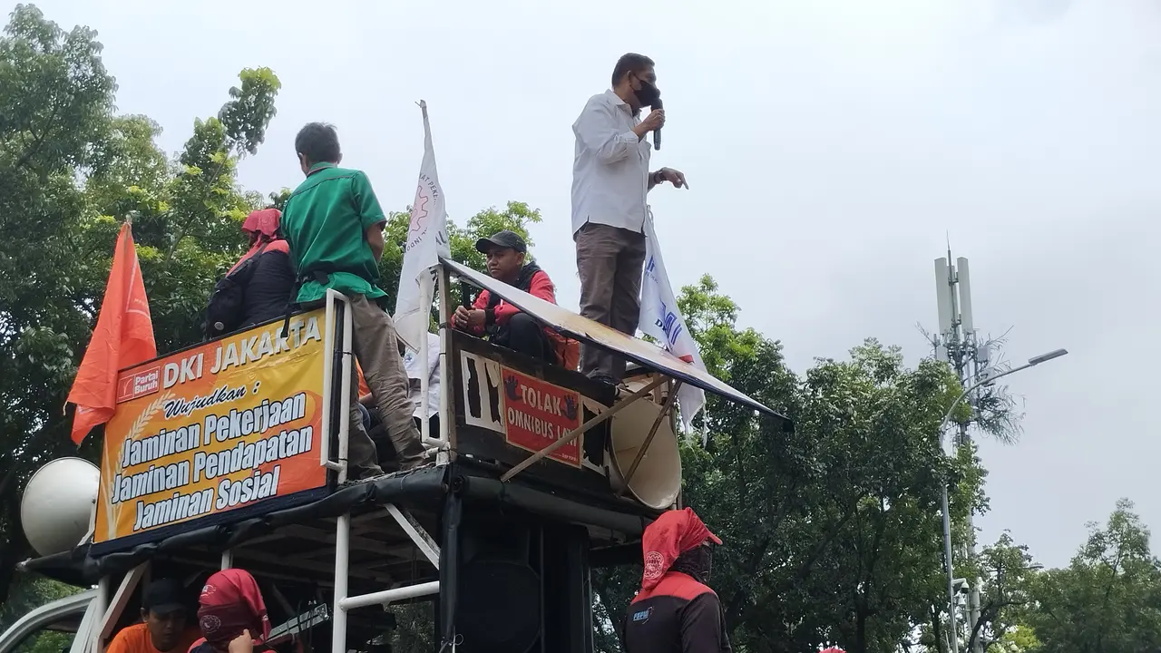 Buruh Demo di Balai Kota Minta UMP DKI Jakarta Naik
