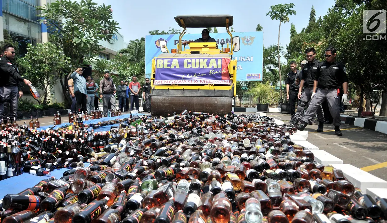 Bea Cukai memusnahkan barang bukti minuman keras ilegal di Kantor Bea Cukai Marunda, Jakarta, Selasa (2/10). Sebanyak 2.245 minuman keras ilegal dimusnahkan. (Merdeka.com/Iqbal Nugroho)