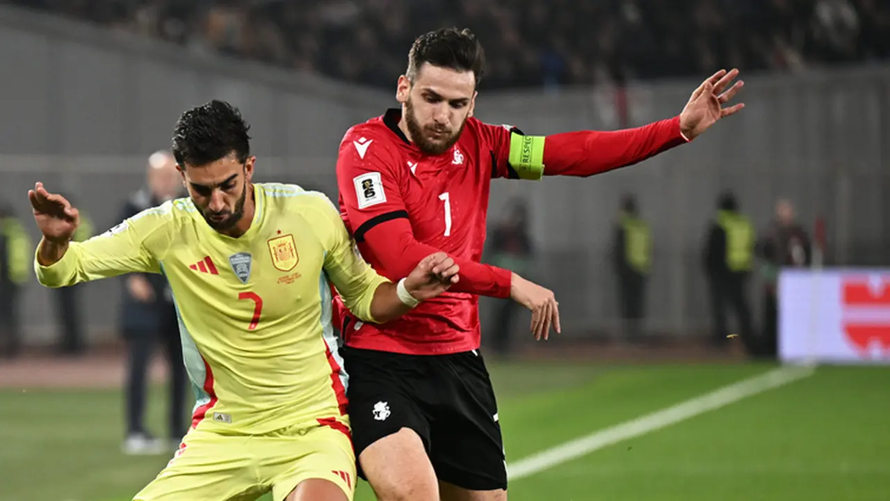 Ferran Torres (Timnas Spanyol), kiri, berebut bola dengan Khvicha Kvaratskhelia (Timnas Georgia)