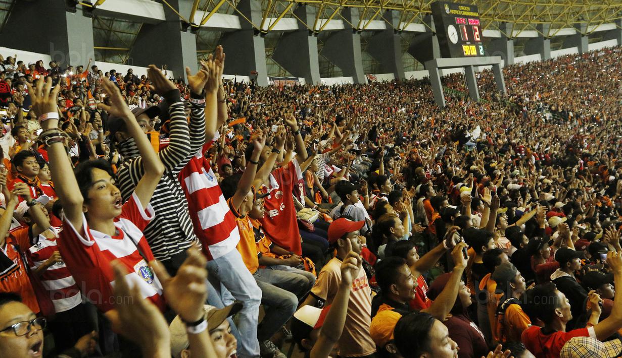 Ribuan The Jakmania saat menyaksikan laga terakhir Persija di Liga 1 di Stadion Patriot, Bekasi, Minggu (12/11/2017). Persija menang 2-1 atas Bhayangkara FC. (Bola.com/ M Iqbal Ichsan)