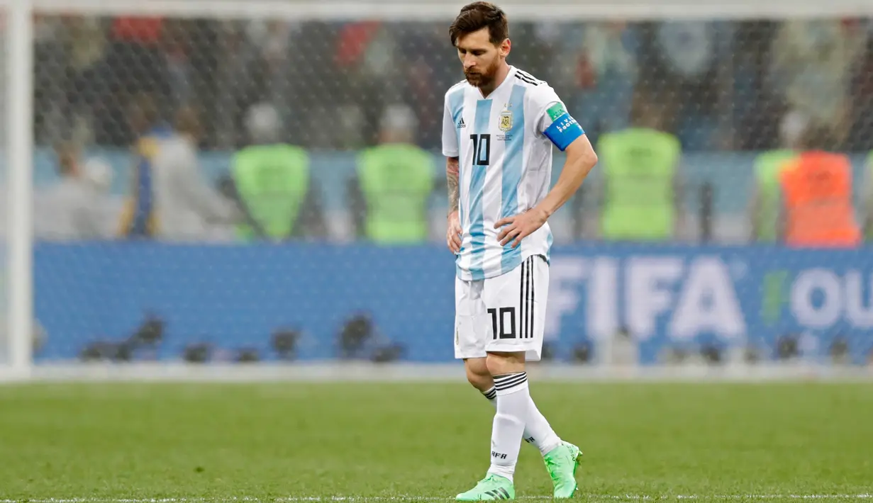 Kapten timnas Argentina, Lionel Messi berjalan di lapangan pada akhir pertandingan Grup D Piala Dunia 2018 melawan Kroasia di Nizhy Novgorod Stadium, Rusia, Jumat (22/6). Messi tidak melakukan satu tendangan pun hingga menit ke-64. (AP/Ricardo Mazalan)