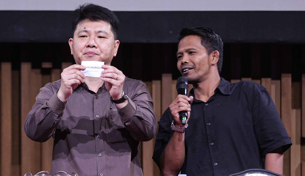 Diselenggarakan oleh Quads Promotions sebagai promotor, NEX Road to Champion hadir dengan konsep tournamen berkelanjutan yang mempertemukan ratusan fighter dari seluruh Indonesia dalam dua cabang olahraga, yaitu boxing dan indostriking. Tampak dalam foto, Head of Sports Business Emtek Group sekaligus CEO Nex, Hendy Lim (kiri) bersama Ketua Umum Interdisciplinary Combat Council (ICC), Suwardi, melakukan pengundian disela-sela konferensi pers terkait NEX Road to Champion di SCTV Tower, Jakarta, Selasa (7/4/2026). (Bola.com/Abdul Aziz)