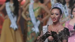 Ekpresi kesedihan Puteri Indonesia 2014 Elvira Devinamira dalam malam Grand Finalis Puteri Indonesia 2015 di JCC, Jakarta, Jumat (20/2). Elvira digantikan oleh finalis dari Jawa Tengah Anindya Kusuma Putri. (Liputan6.com/Herman Zakharia)