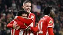 Pemain PSV merayakan gol yang dicetak oleh Richard Ledezma (kiri) ke gawang FC Twente pada laga lanjutan Liga Belanda 2024/2025 di Phillips Stadium, Eindhoven, Belanda, Sabtu (07/12/2024). (AFP/ANP/Maurice Van Steen)