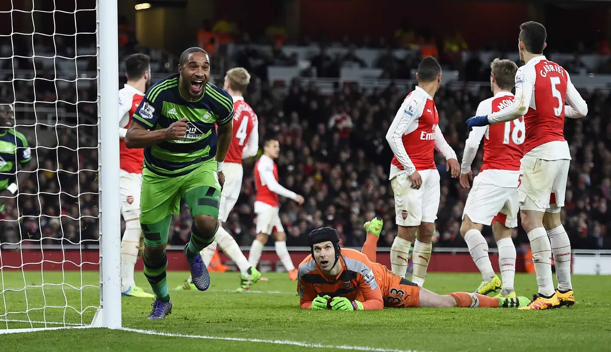 Pemain Swansea City, Ashley Williams  merayakan golnya ke gawang Arsenal pada lanjutan Liga Inggris pekan ke-28 di Stadion Emirates, London, Kamis (3/3/2016) dini hari WIB. (Reuters / Dylan Martinez)