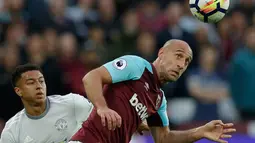 Pemain West Ham United Pablo Zabaleta menyundul bola saat melawan Manchester United pada pertandingan Liga Inggris di London Stadium di London (10/5). West Ham United bermain imbang dengan skor 0-0. (AP Photo / Alastair Grant)