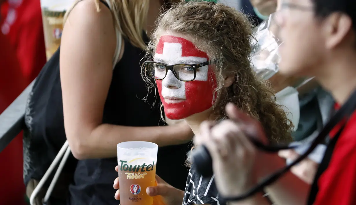 Fans Swiss bersantai dengan beer saat menyaksikan laga timnya melawan Polandia pada babak 16 besar Piala Eropa 2016 di Stadion Geoffroy-Guichard, Saint-Etienne (26/6/2016) WIB.  (REUTERS/Max Rossi)